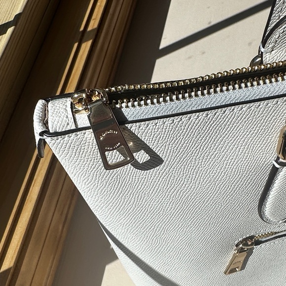 Coach Outlet Gallery Tote Bag in Ivory Chalk - Picture 10 of 12